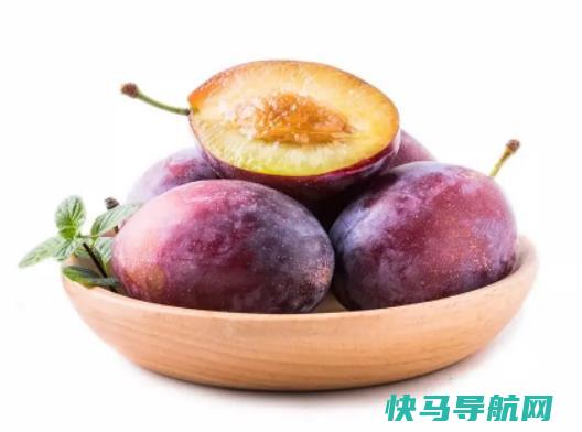 西梅表面白色能吃吗？西梅带皮吃好还是去皮好
