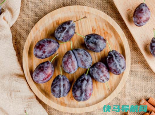 西梅表面白色能吃吗？西梅带皮吃好还是去皮好